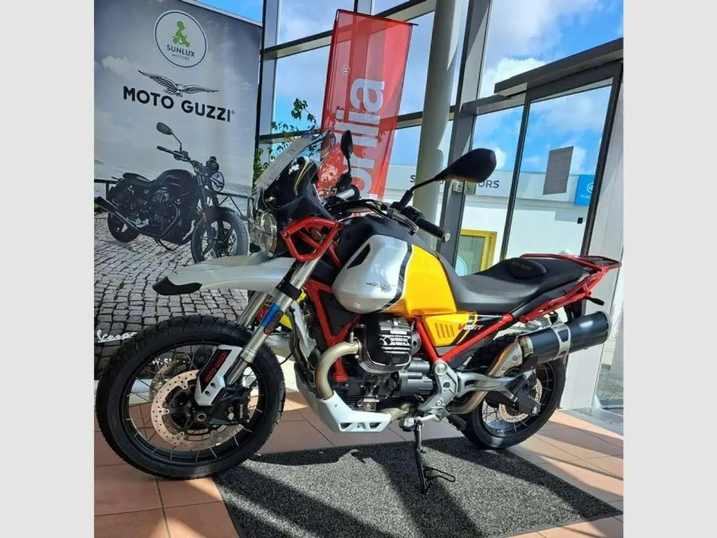 Moto Guzzi V 85 TT Negro - 2