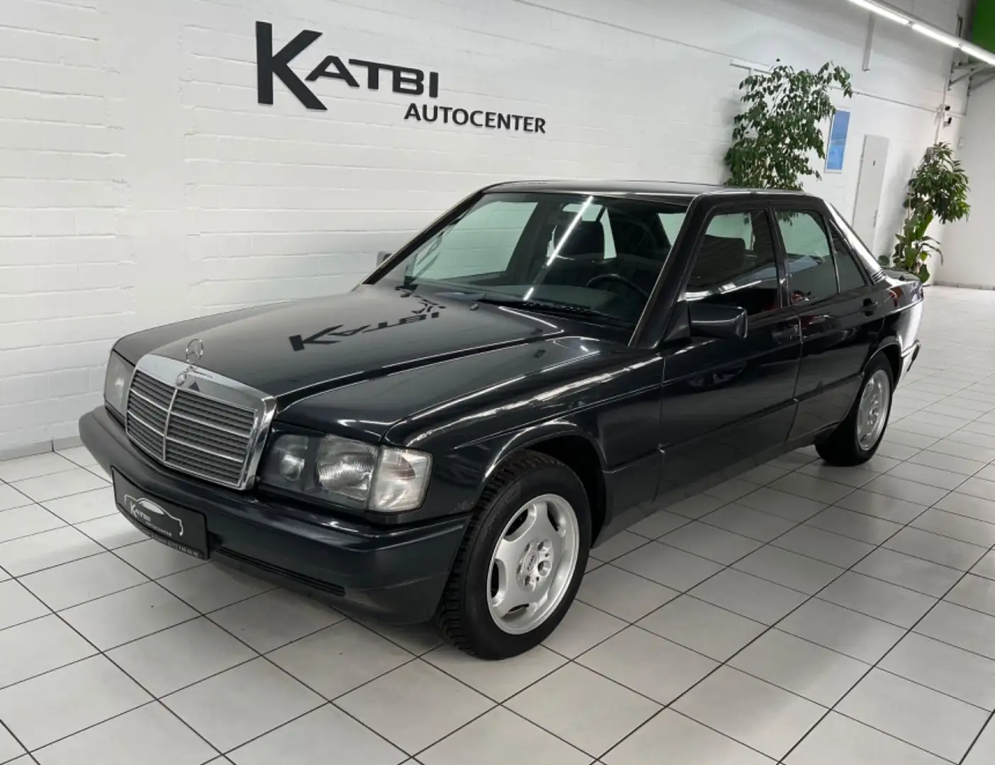 Mercedes-Benz 190 D 2.5 Schalter H-Zulassung HU neu Schwarz - 1