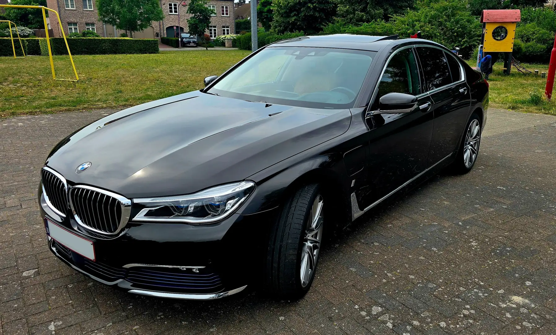 BMW 740 740e iPerformance Bruin - 1
