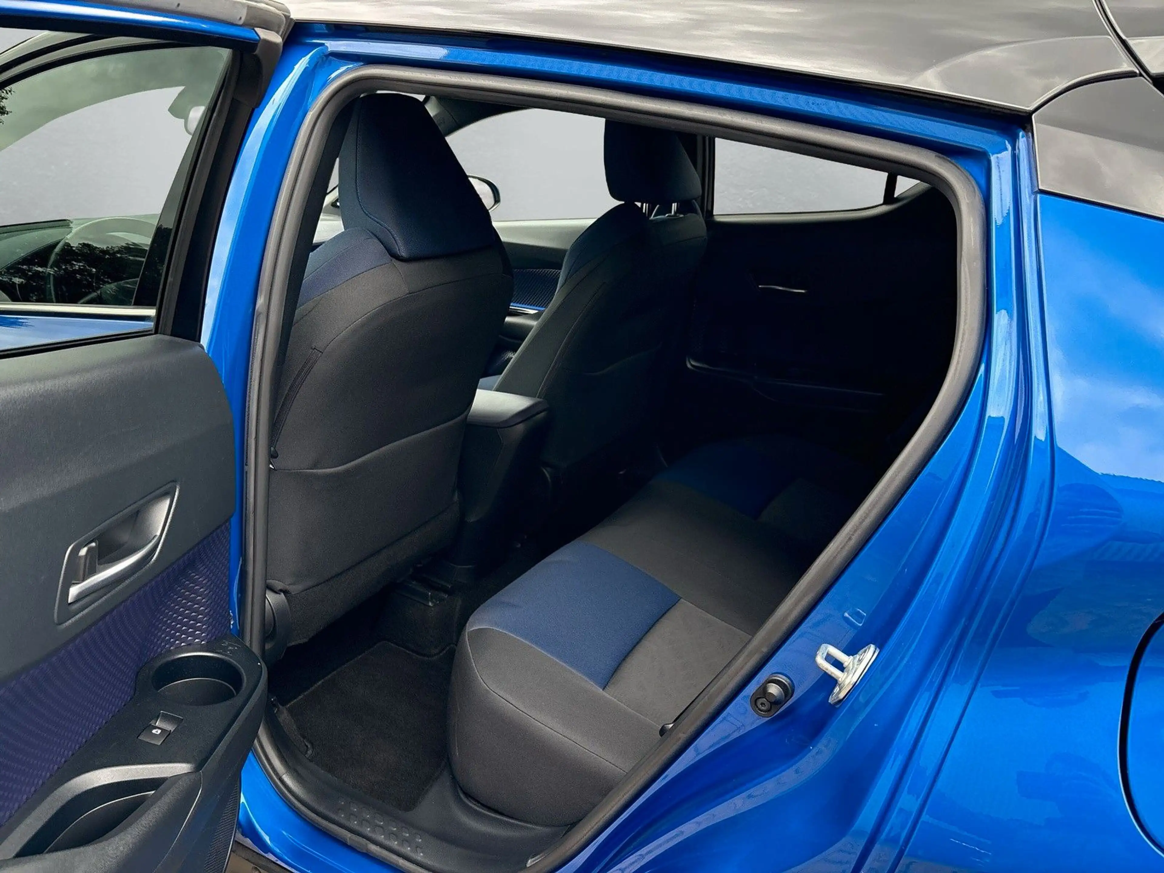 Toyota C-HR Style Selection+WR — photo 12