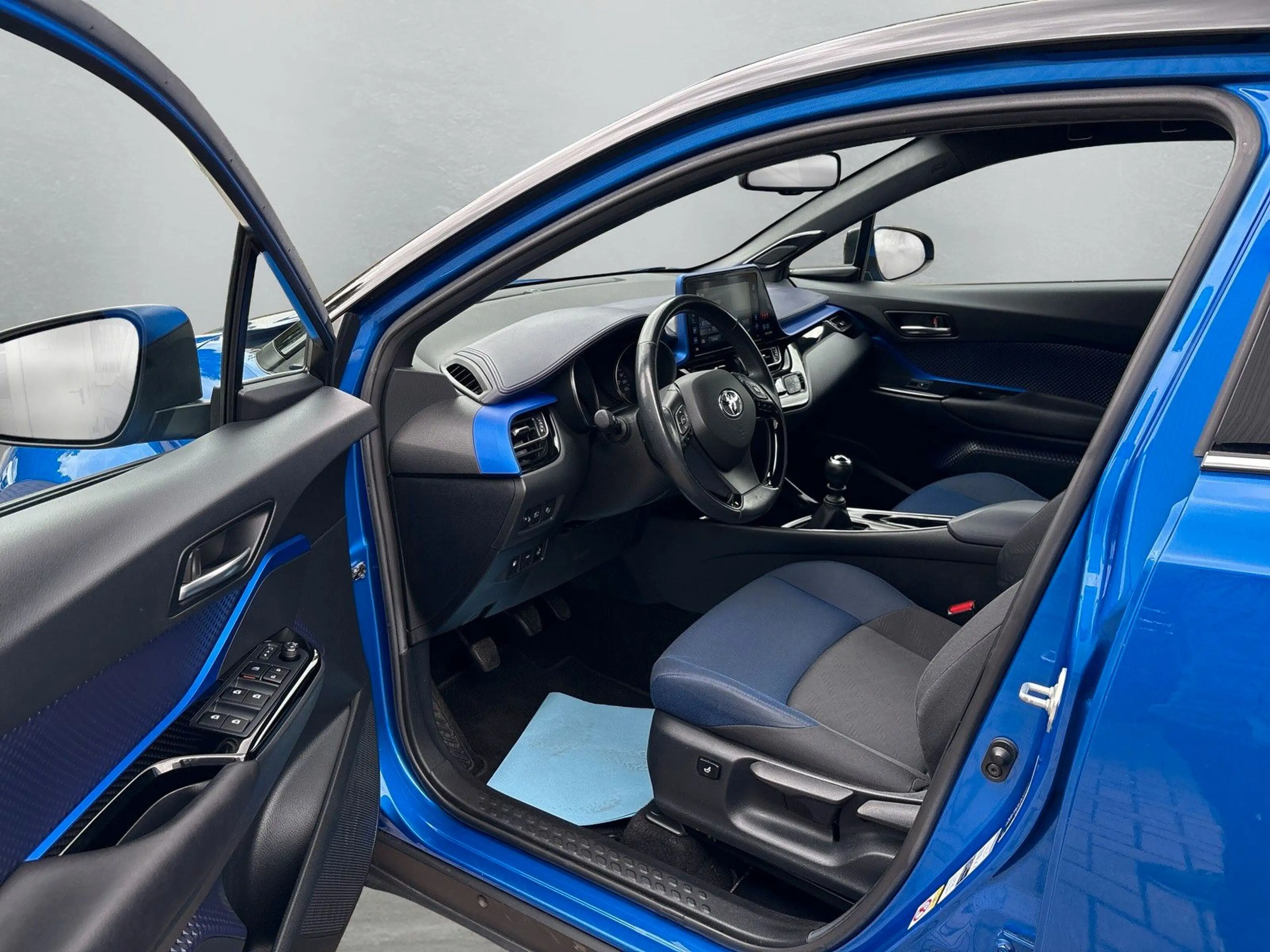 Toyota C-HR Style Selection+WR — photo 8