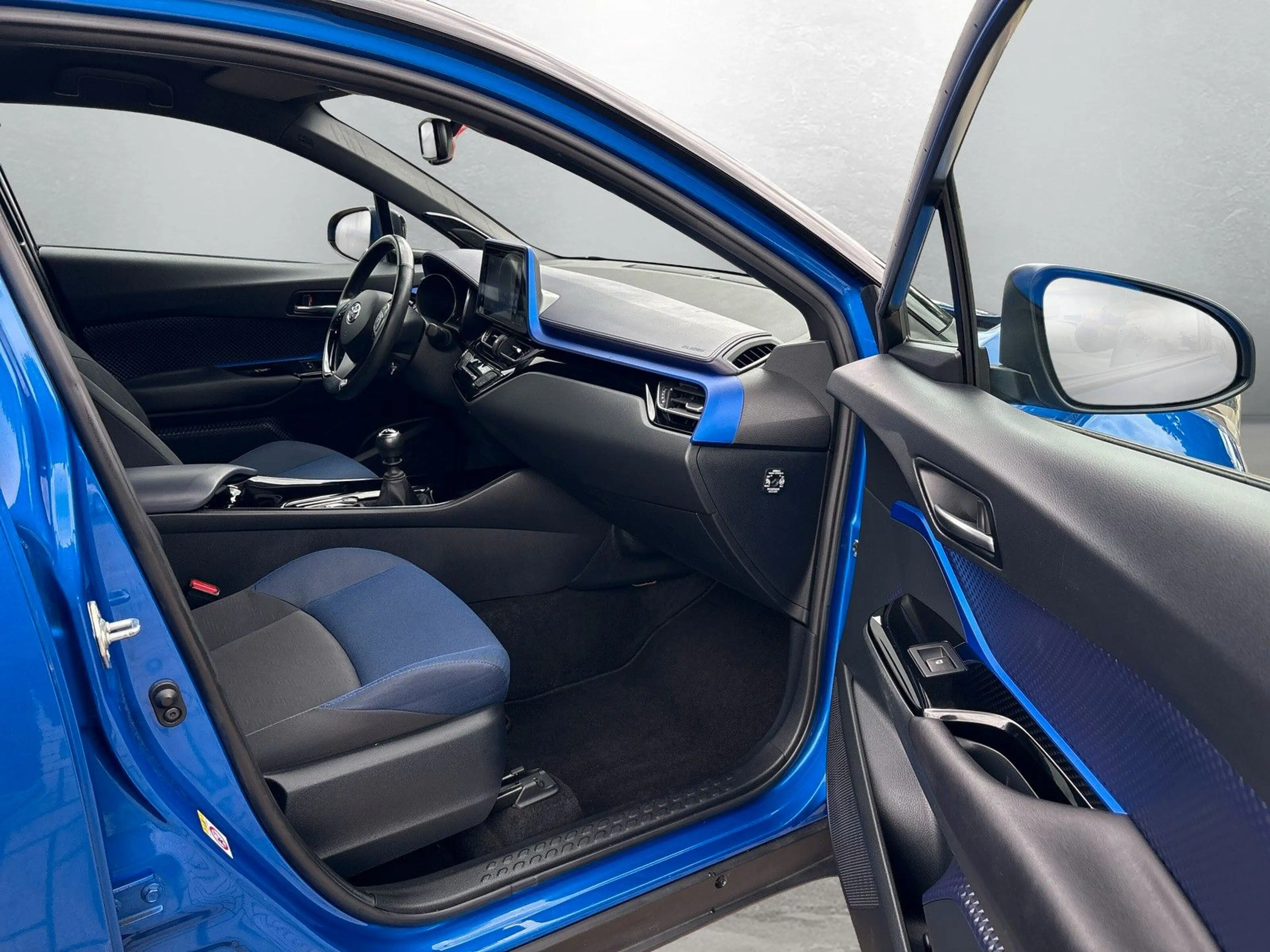 Toyota C-HR Style Selection+WR — photo 9