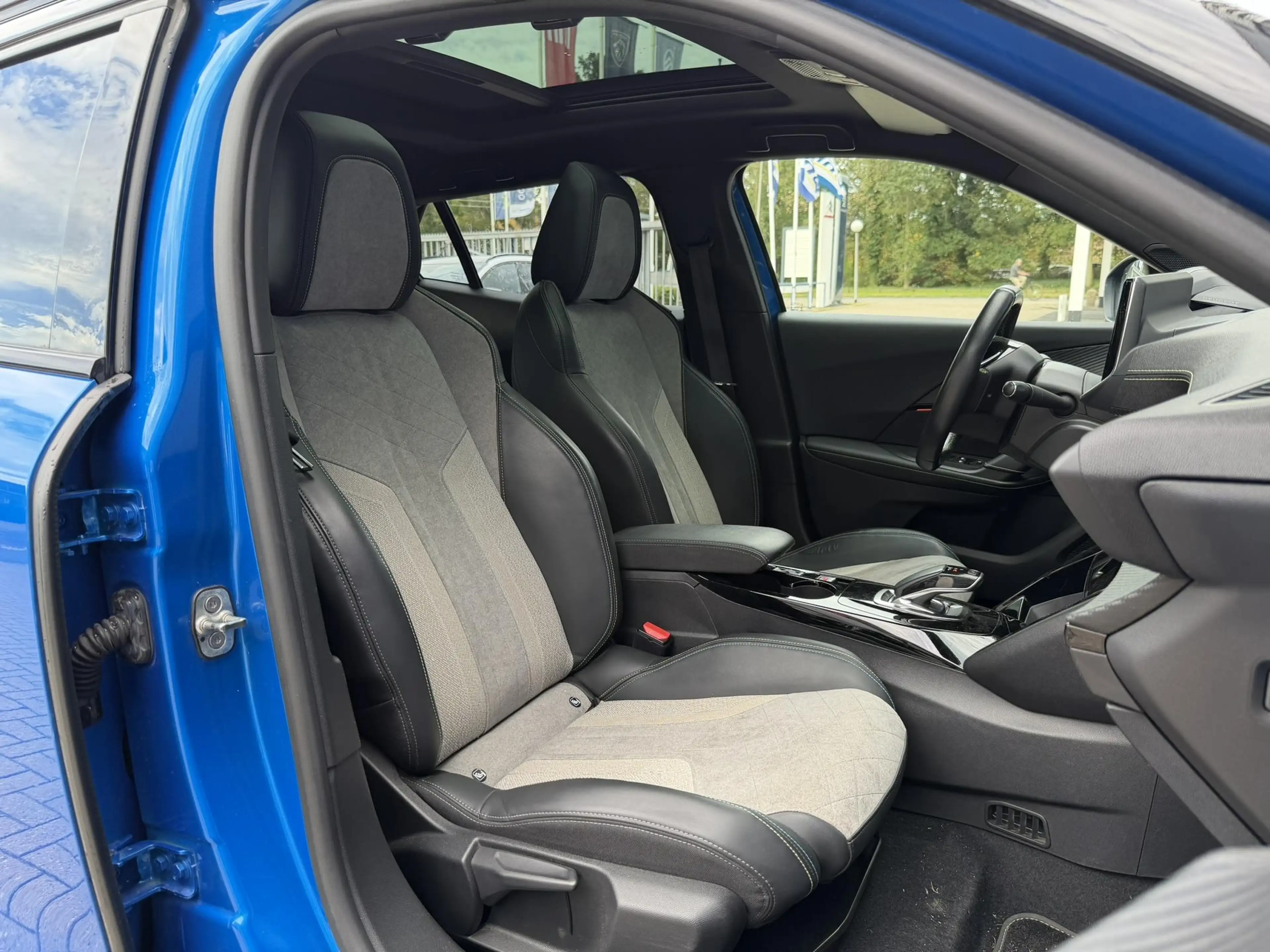 Peugeot e-2008 EV GT Pack 50 kWh | Panorama dak | Stoelverwarming — photo 13