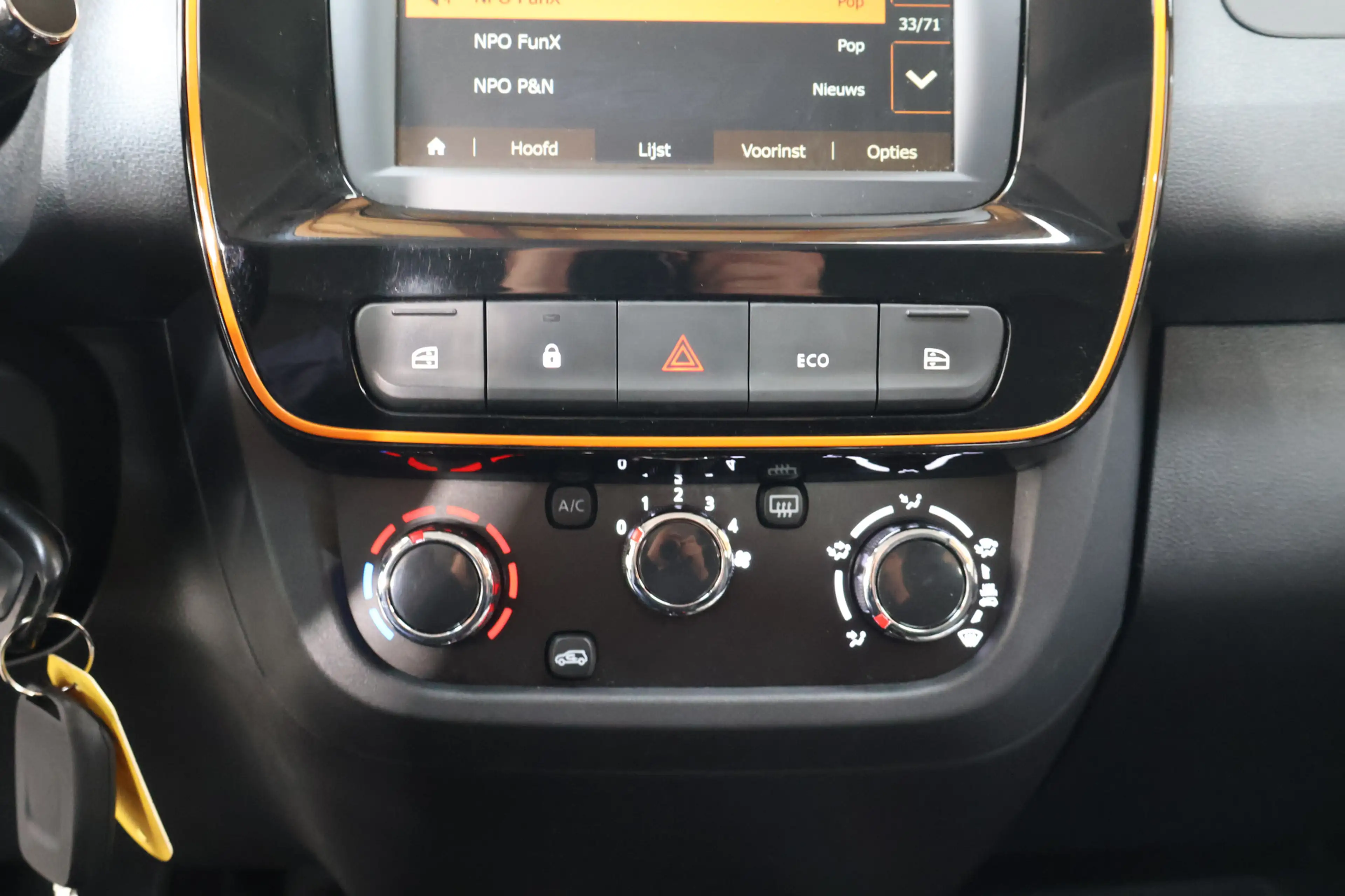Dacia Spring Comfort Plus 27 kWh | Camera | Leder | Dab | SoH — photo 17