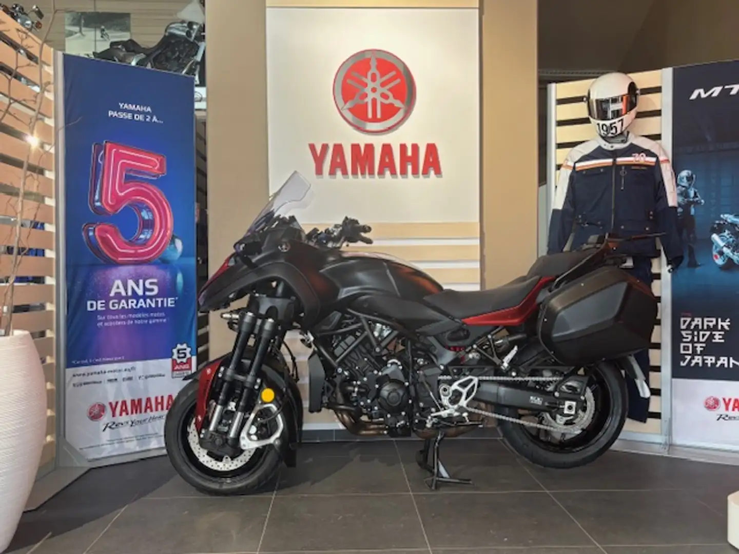 Yamaha Niken Rood - 2