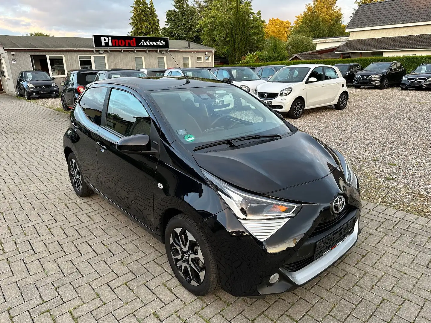 Toyota AYGO X  KAM-DAB-CAR PLAY-SPUR-S.HEIZ-1.HAND-ALU Noir - 1