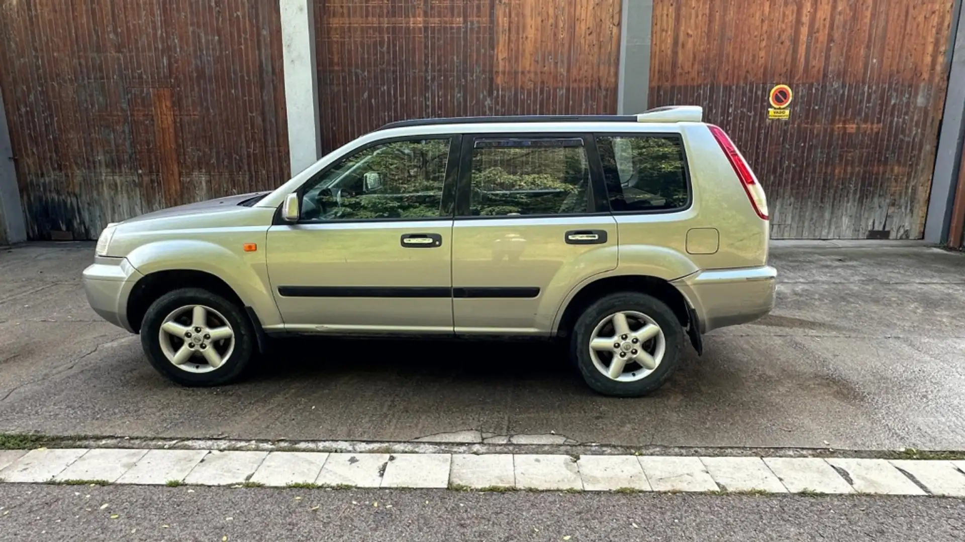 Nissan X-Trail 2.2Di Elegance Plateado - 1