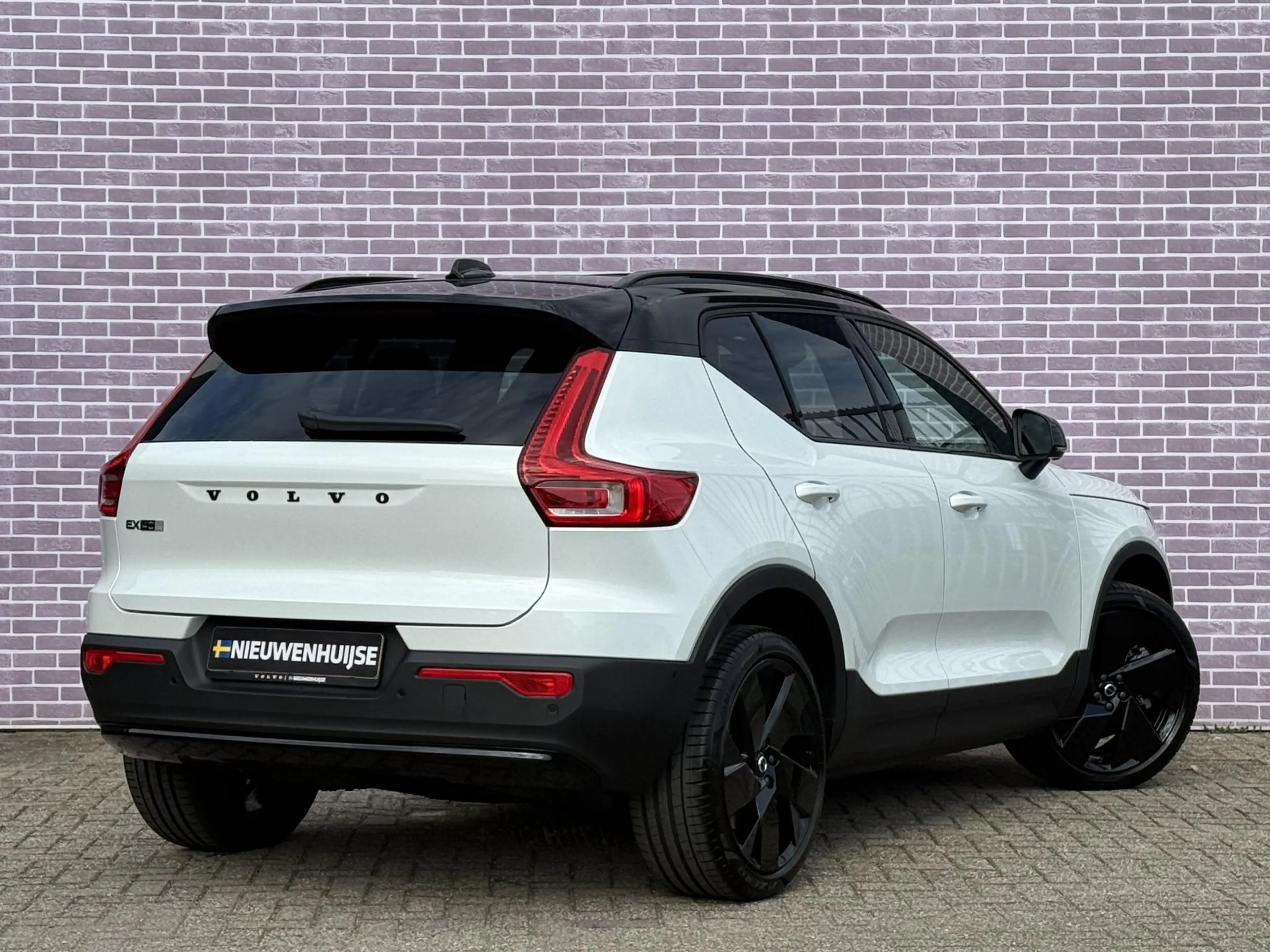 Volvo EX40 Single Motor Extended Range Ultra Black Edition | — photo 3