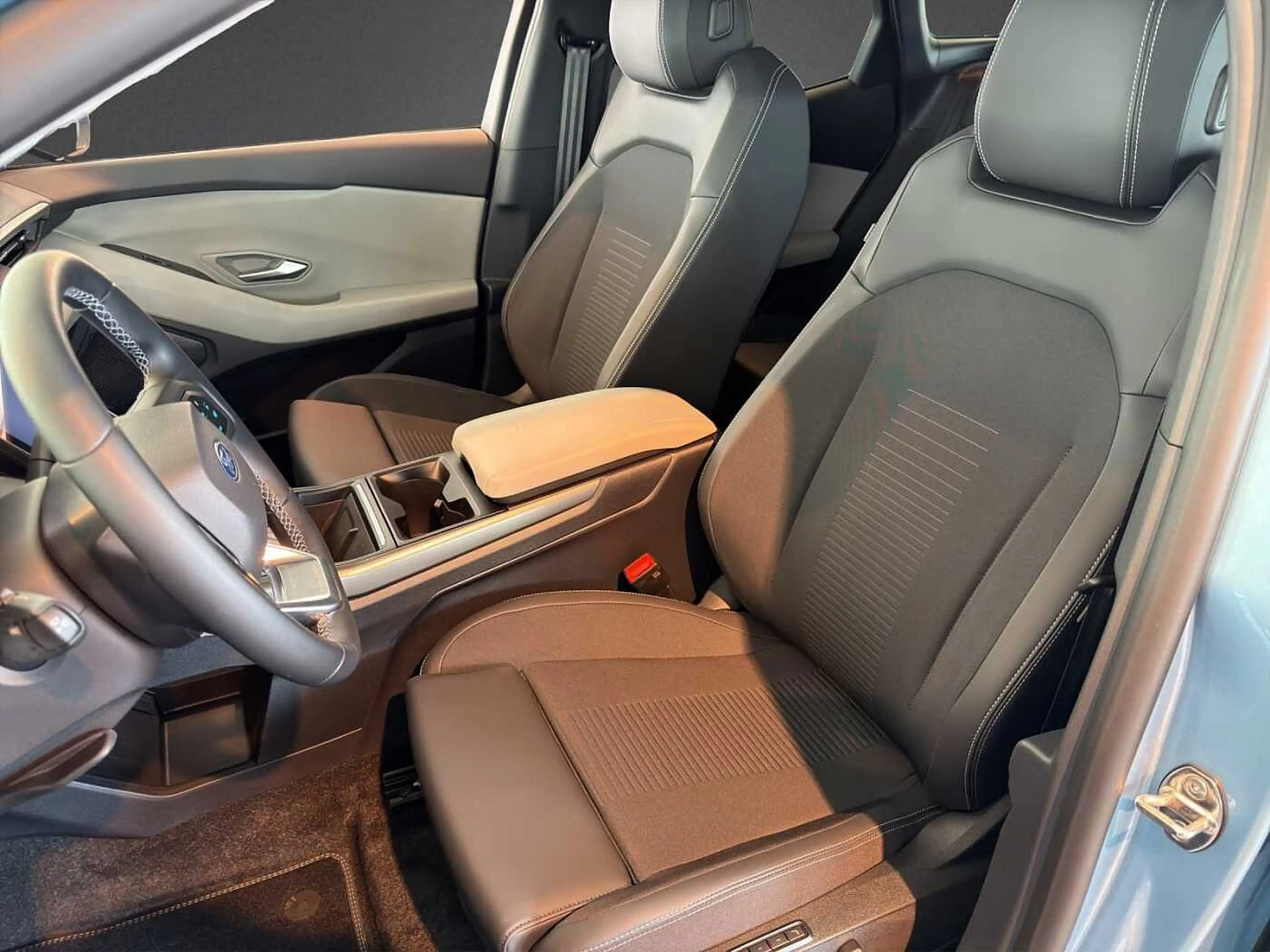 Ford Explorer Select RWD — photo 10