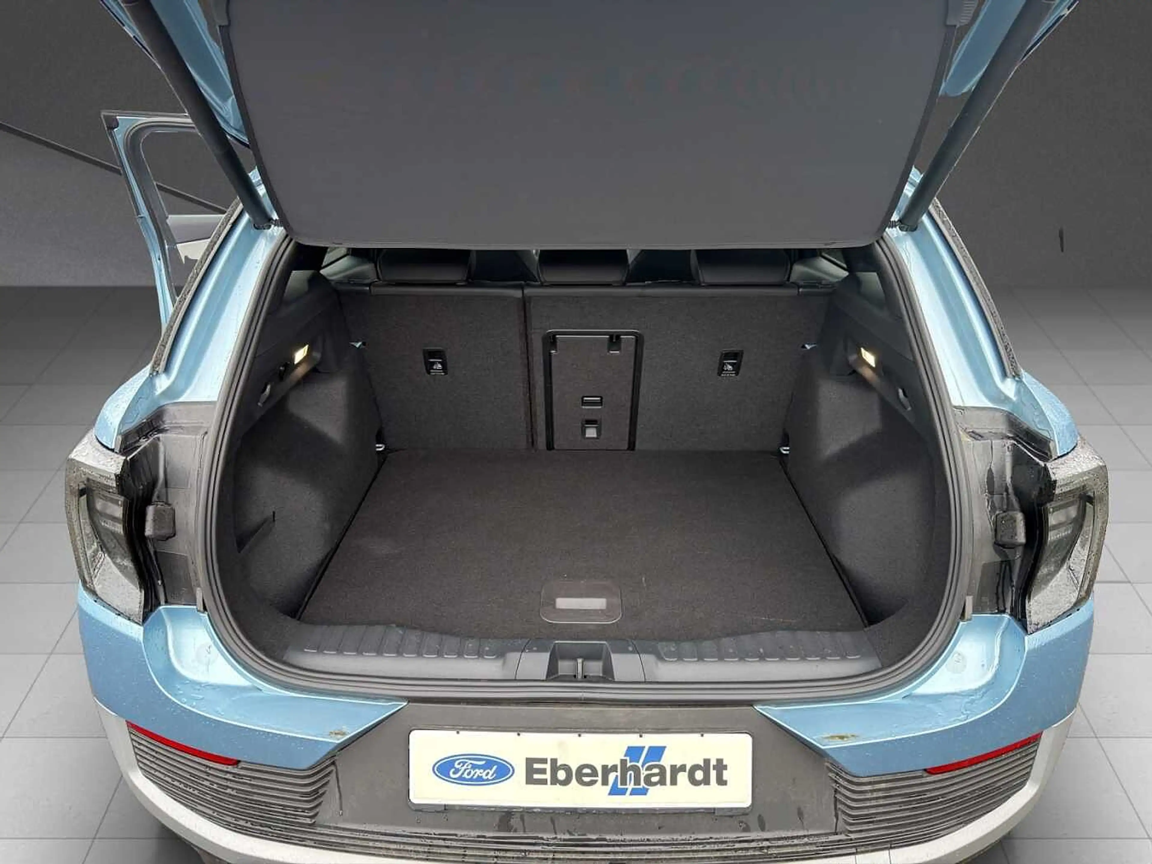 Ford Explorer Select RWD — photo 9