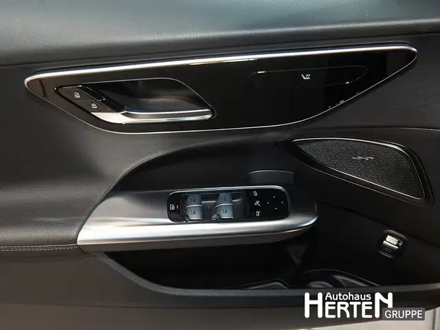 Mercedes-Benz C-Class view 9
