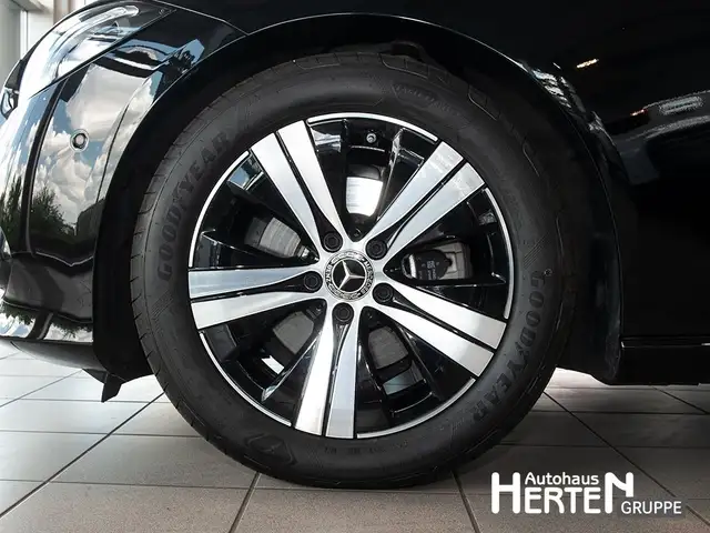 Mercedes-Benz C-Class view 5