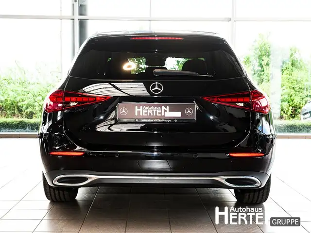 Mercedes-Benz C-Class view 4