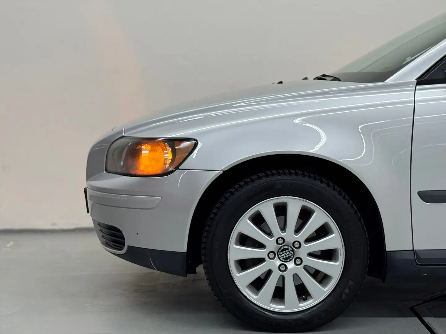 Volvo S40 1.8 Momentum Airco Cruise Trekhaak Grau - 2