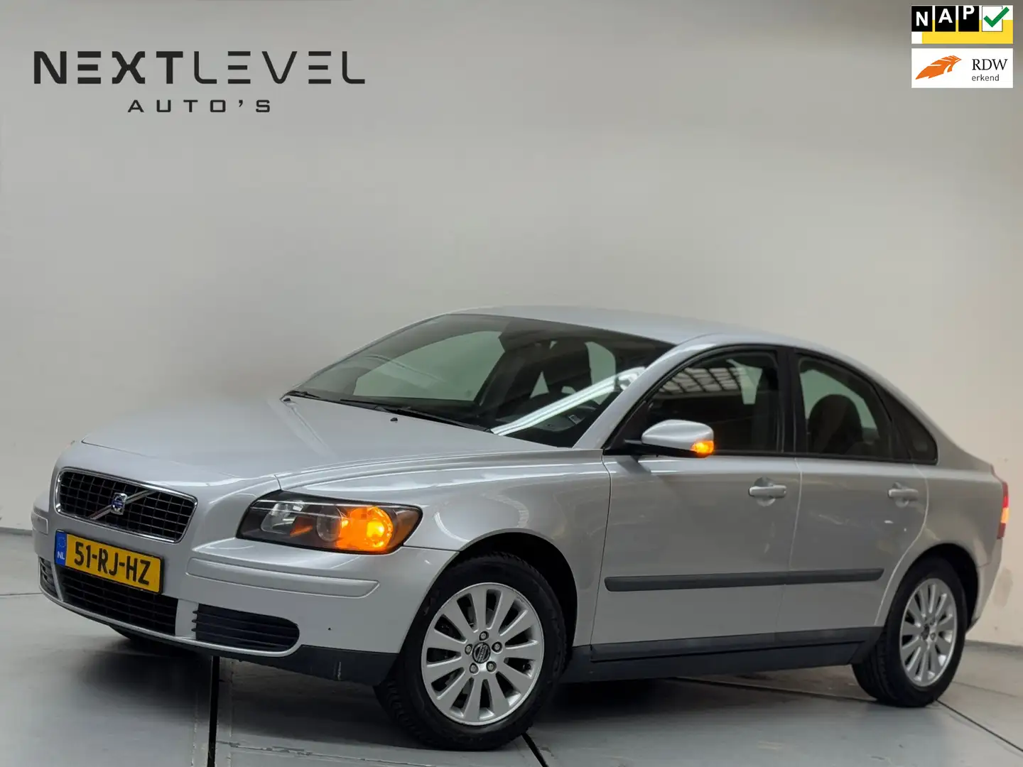 Volvo S40 1.8 Momentum Airco Cruise Trekhaak Grau - 1
