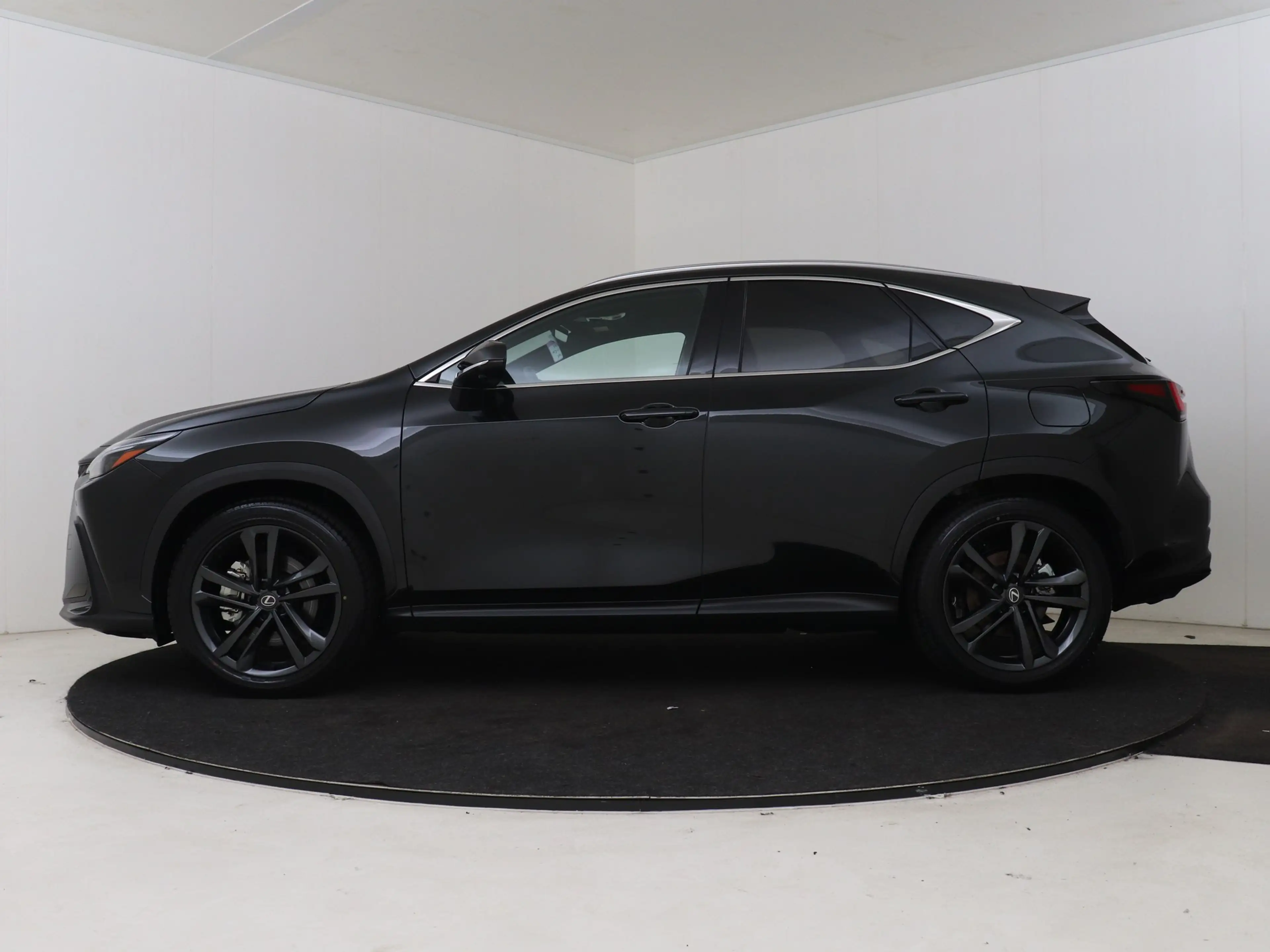 Lexus NX 450h+ AWD 35th Edition Trekhaak | 360 Camera | 20" Velge — photo 3
