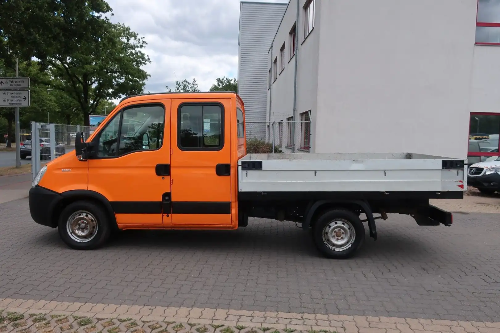 Iveco Daily / Pritsche / Doka / AHK / 7 Sitze / FN 5 Orange - 2