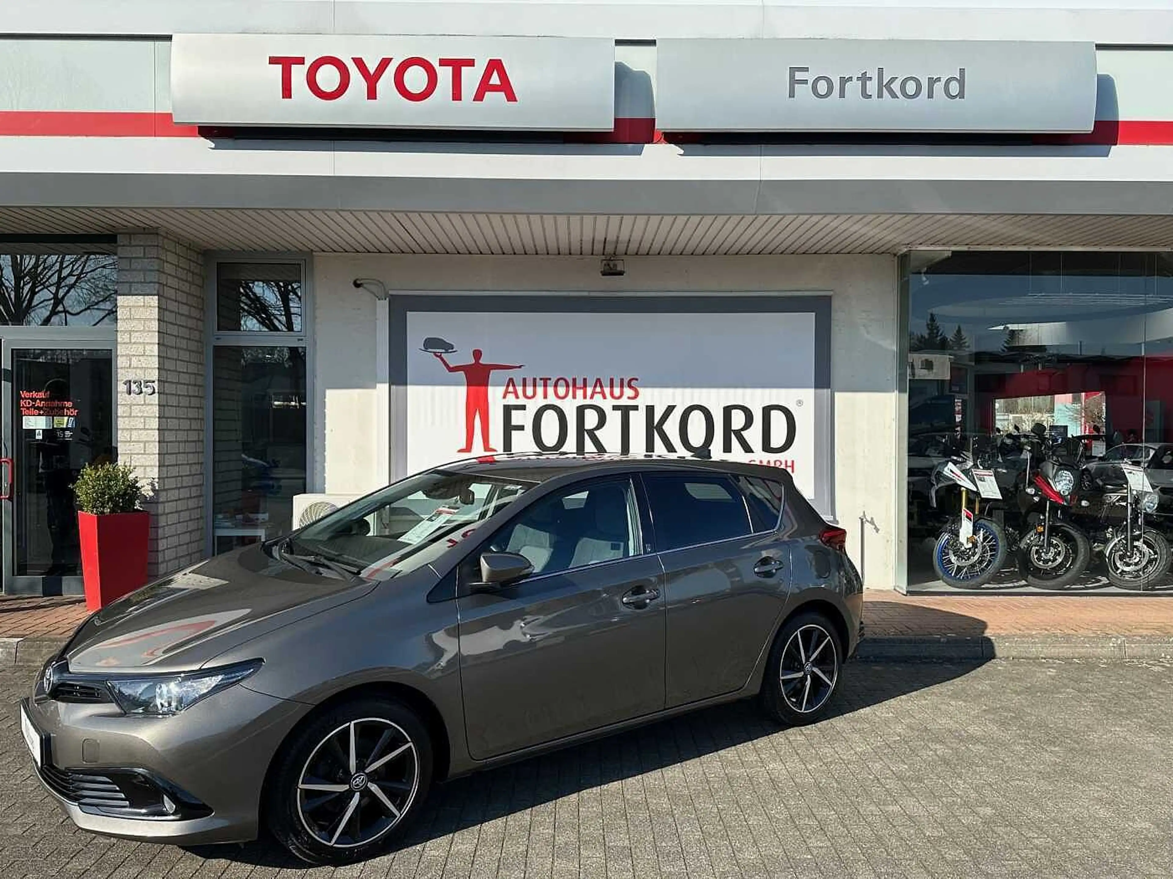 Toyota Auris 1.2 Turbo Team Deutschland - Keyfree, CAM, SHZ, BT — photo 3