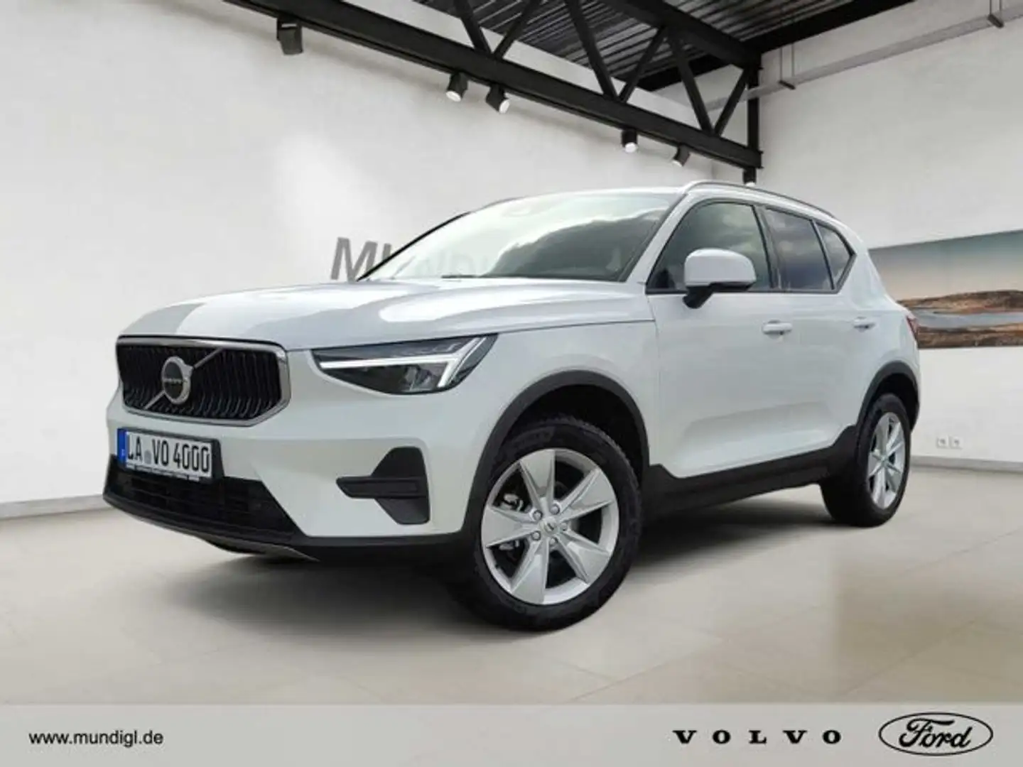 Volvo XC40 Core, T2 Klima SHZ PDCv+h Rückfahrkam. El. Heckkla Weiß - 1