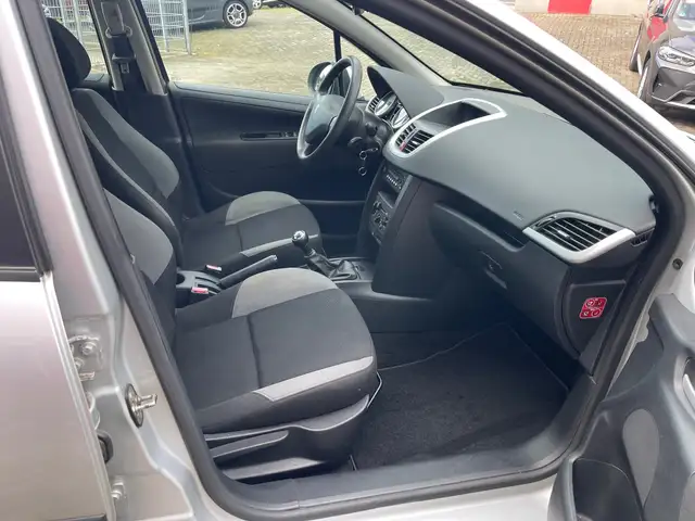 Peugeot 207 view 11