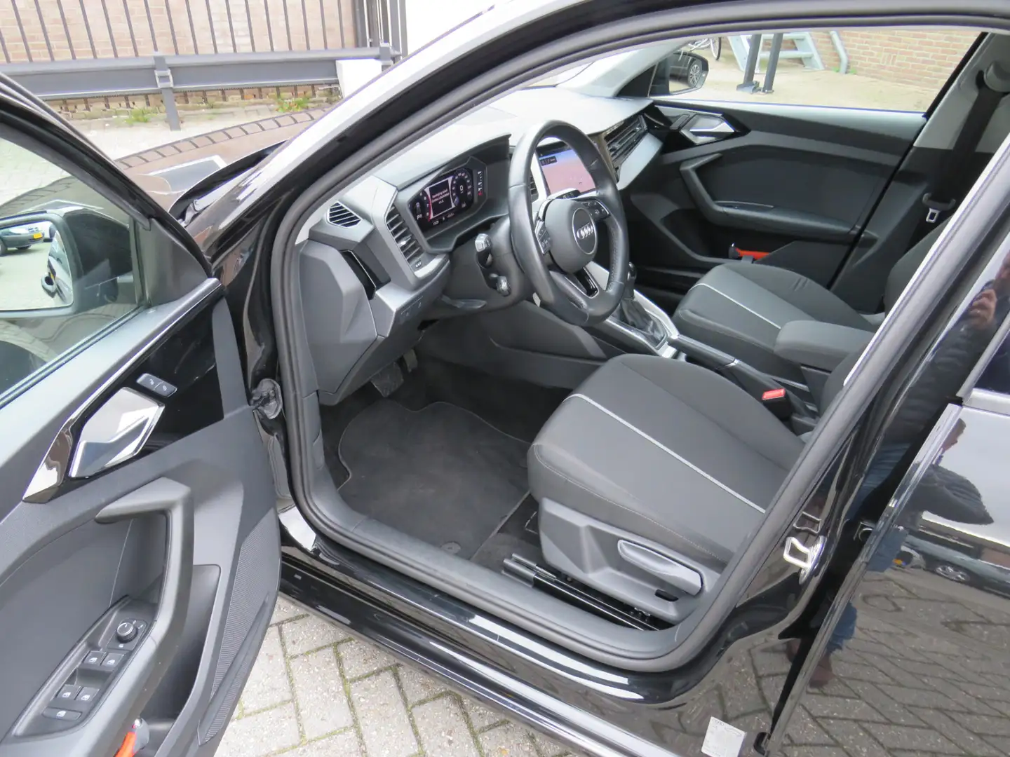 Audi A1 Sportback 25 TFSI 95Pk Pro Line Automaat * Rijklaa Zwart - 2