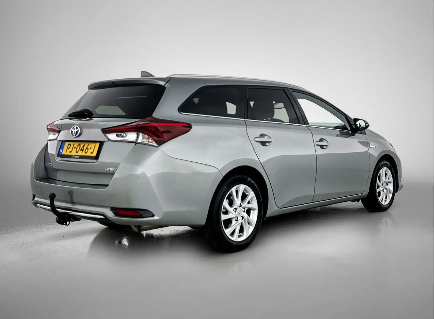 Toyota Auris Touring Sports 1.8 Hybrid Executive | Panoramisch Grijs - 2