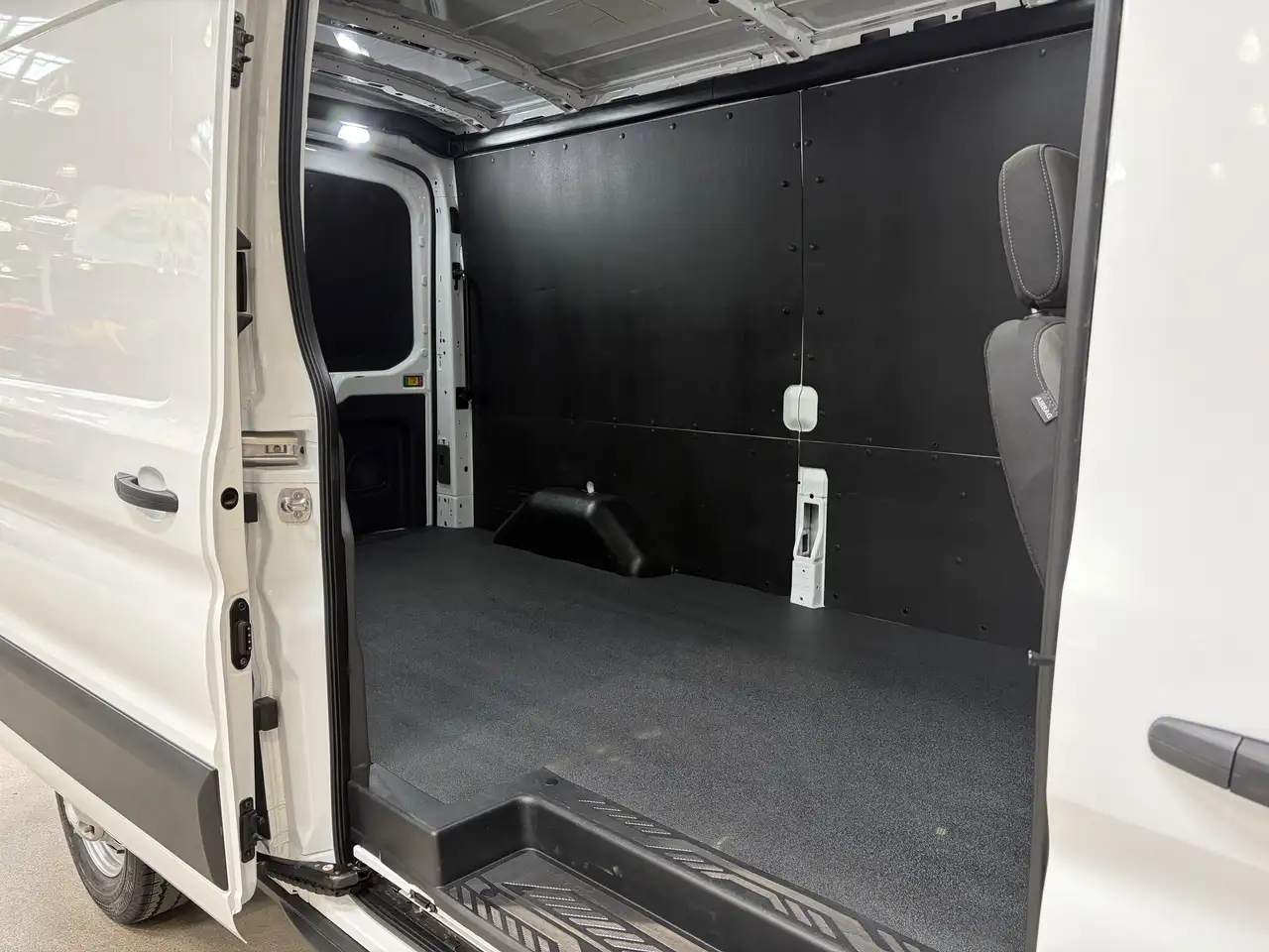 Ford Transit Cargo Van снимка Ford Transit Cargo Van