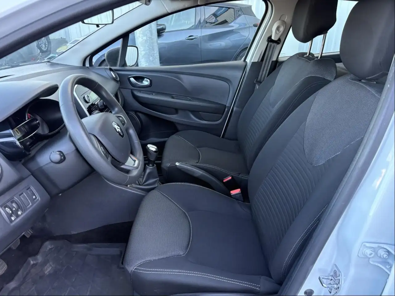 Renault Clio Citadine 5 portes — photo 8