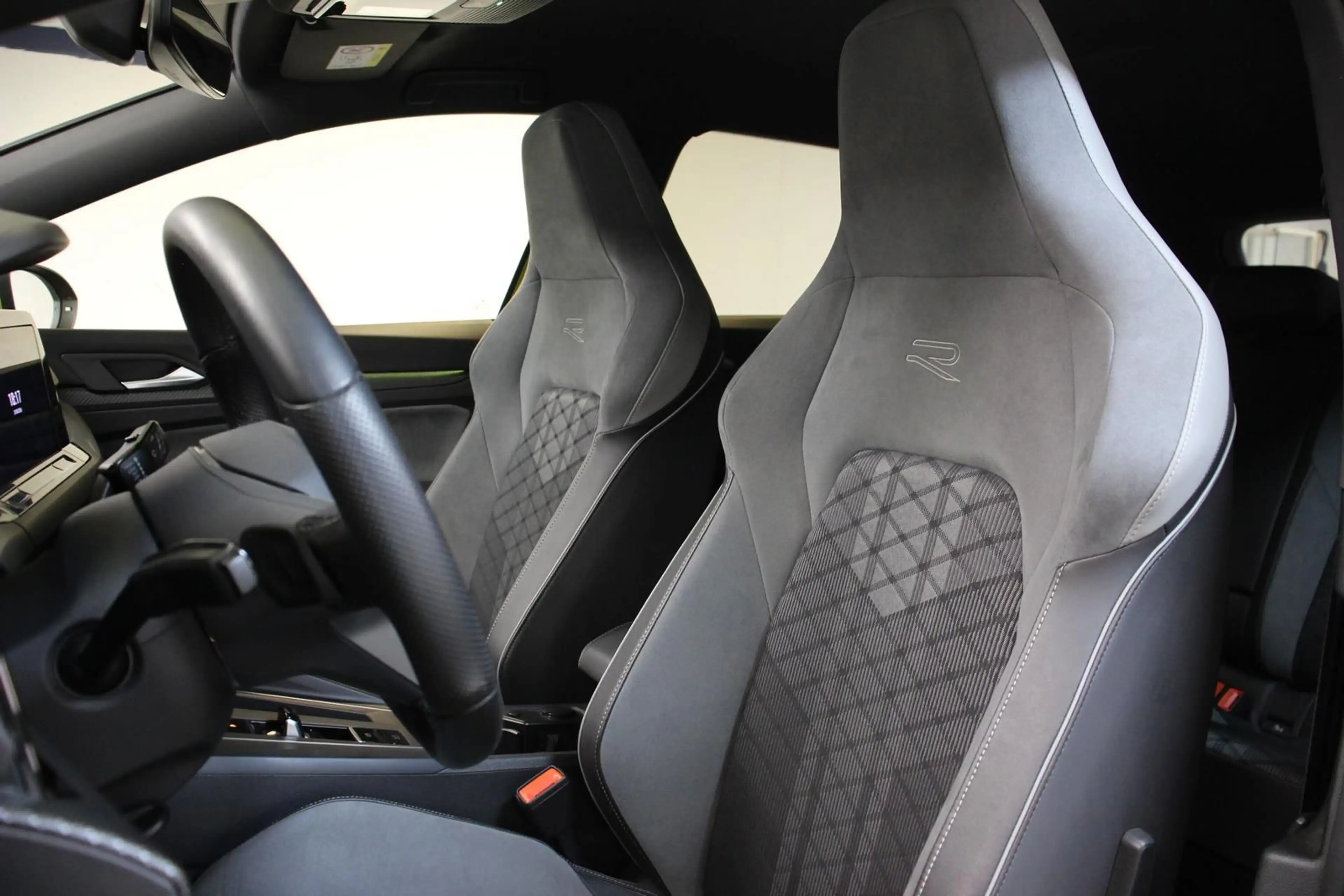 Volkswagen Golf Variant 1.5 eTSI DSG R-line AHK ACC KAMERA — photo 11