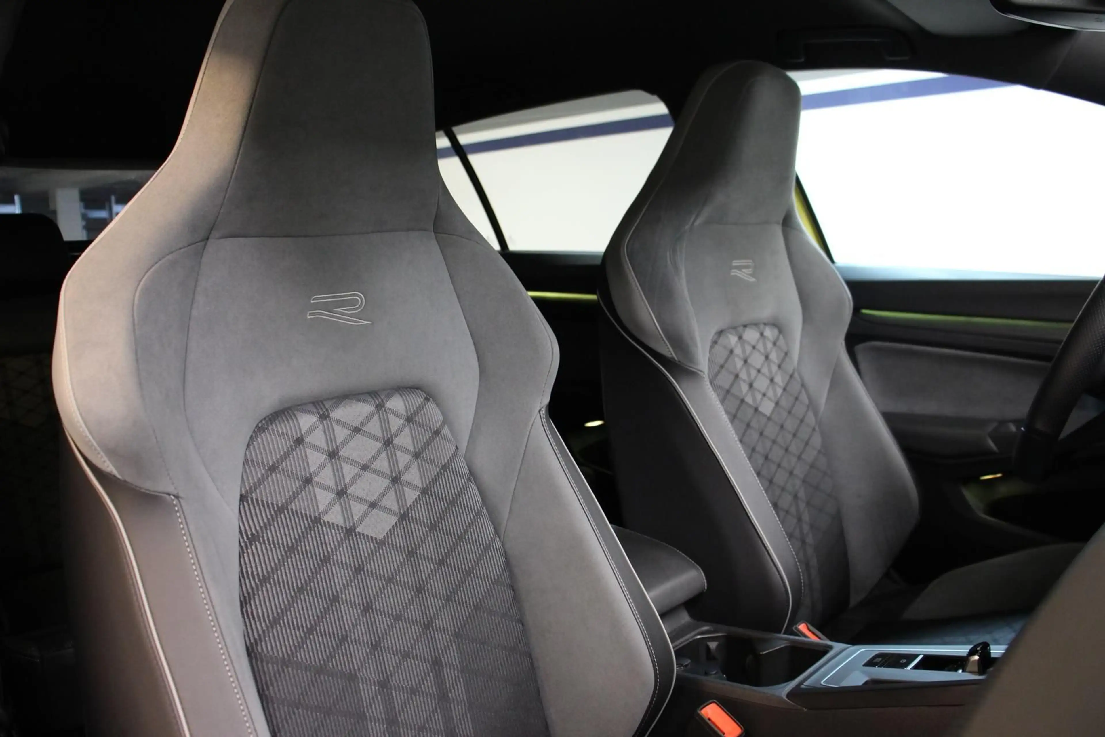 Volkswagen Golf Variant 1.5 eTSI DSG R-line AHK ACC KAMERA — photo 13