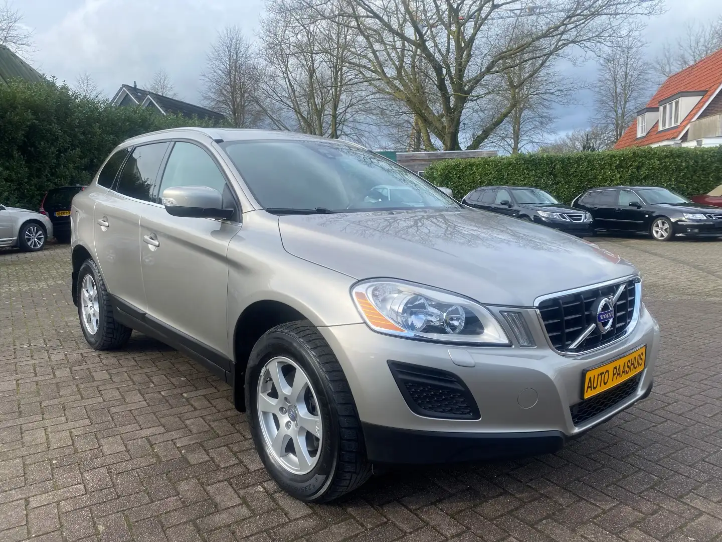 Volvo XC60 3.2 Momentum Plus / Pano.dak / Privacyglass Grijs - 2