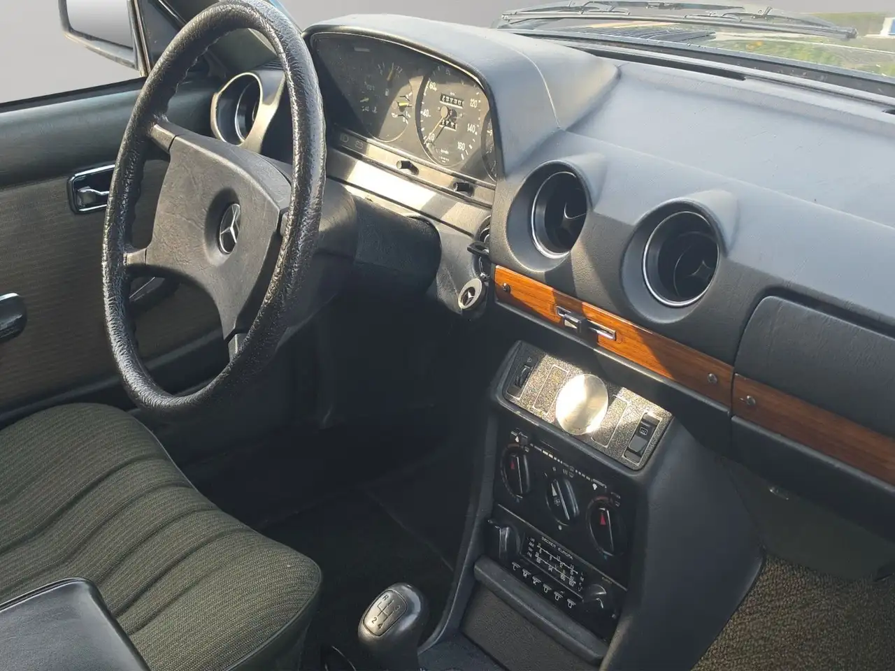 Mercedes-Benz 200 (OLDTIMER H-KENZEICHEN), foto 12