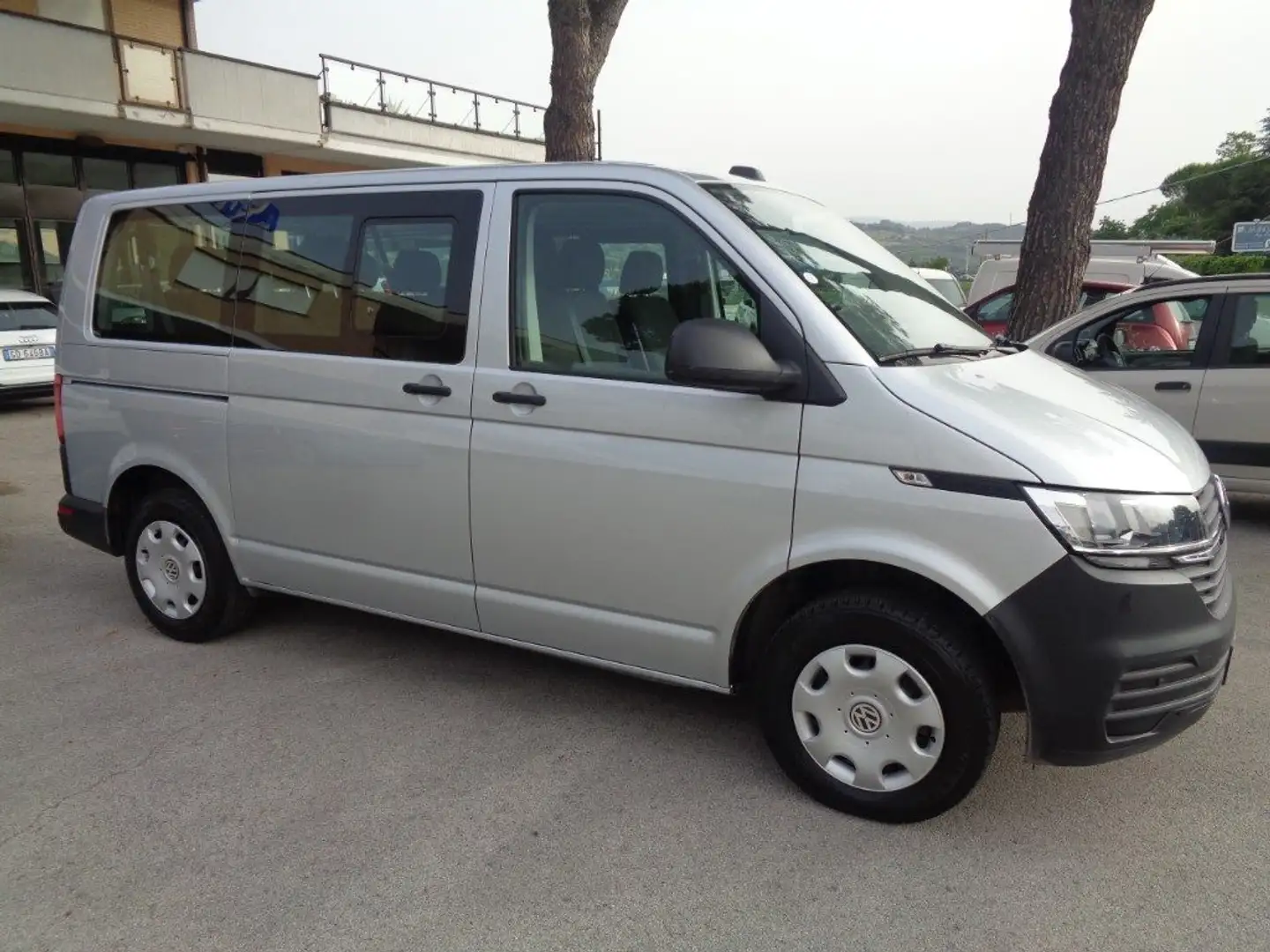 Volkswagen Transporter 2.0 TDI 110CV Kombi 9 posti Stříbrná - 1