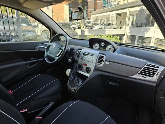 Lancia Ypsilon view 8