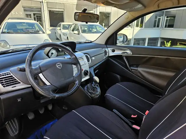 Lancia Ypsilon view 5