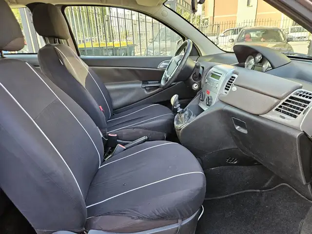 Lancia Ypsilon view 9
