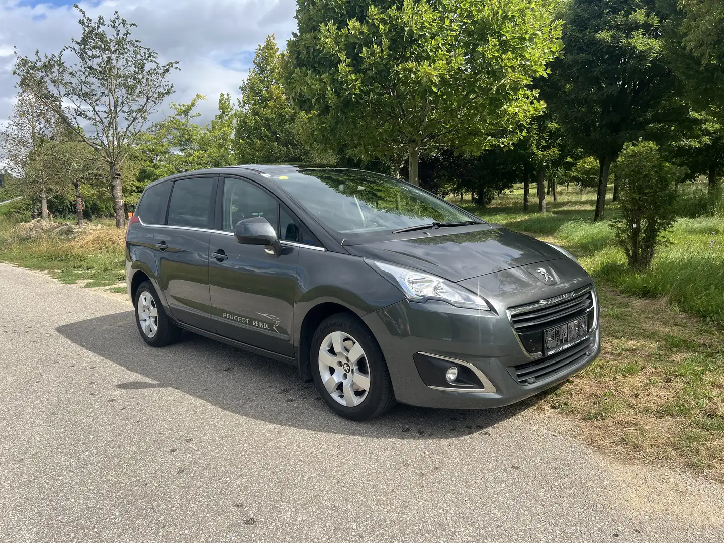 Peugeot 5008 5008 1,6 BlueHDi 120 S Grau - 1