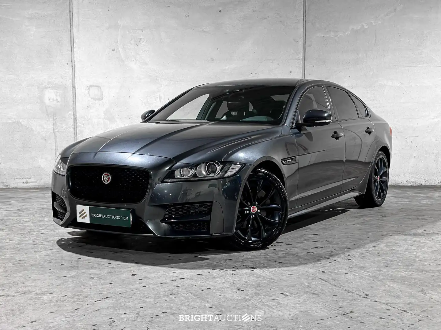 Jaguar XF 2.0t Portfolio Grijs - 1