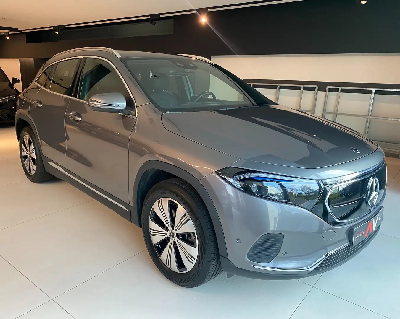 Mercedes-Benz EQA 300 4Matic LUXURY Dodehoek/Leder/AugmRealtyNavi/Trekh. Gris - 1