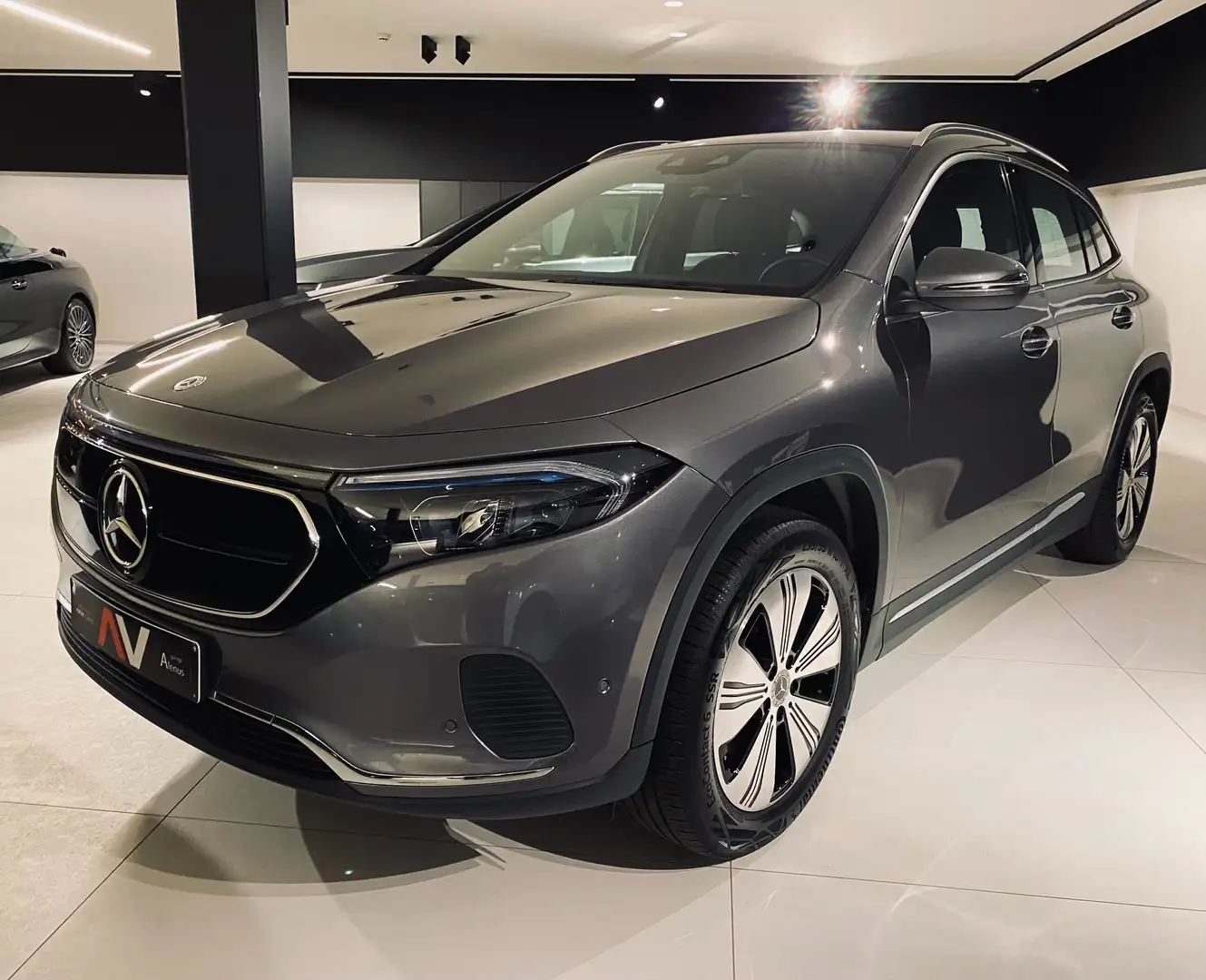 Mercedes-Benz EQA 300 4Matic LUXURY Dodehoek/Leder/AugmRealtyNavi/Trekh. Gris - 1