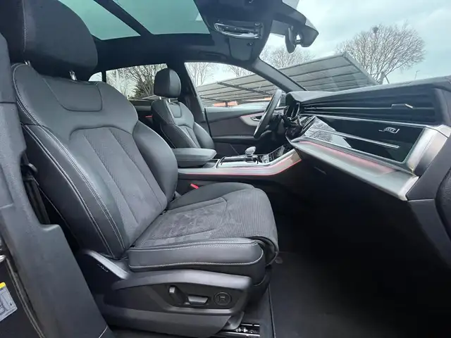 Audi Q8 view 14