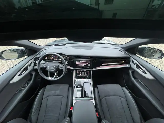 Audi Q8 view 10