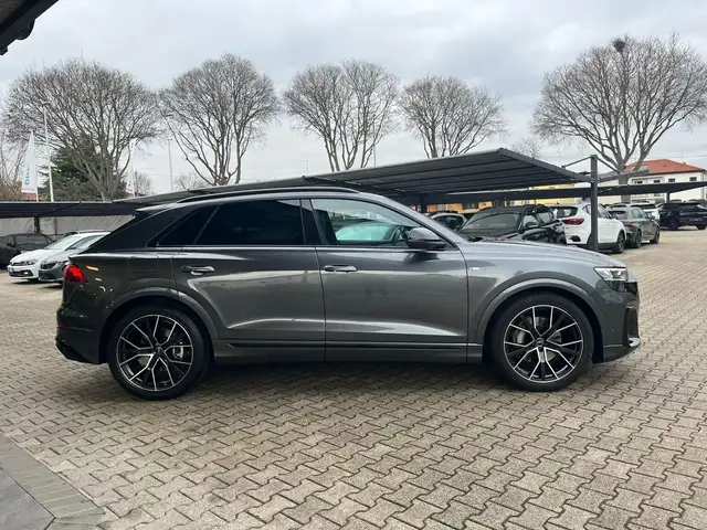 Audi Q8 view 4