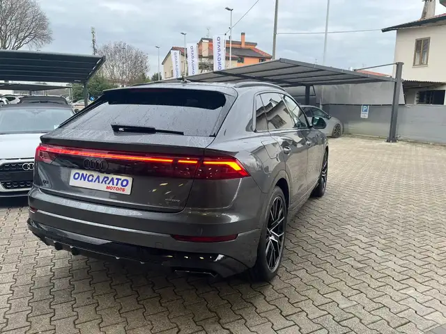 Audi Q8 view 5
