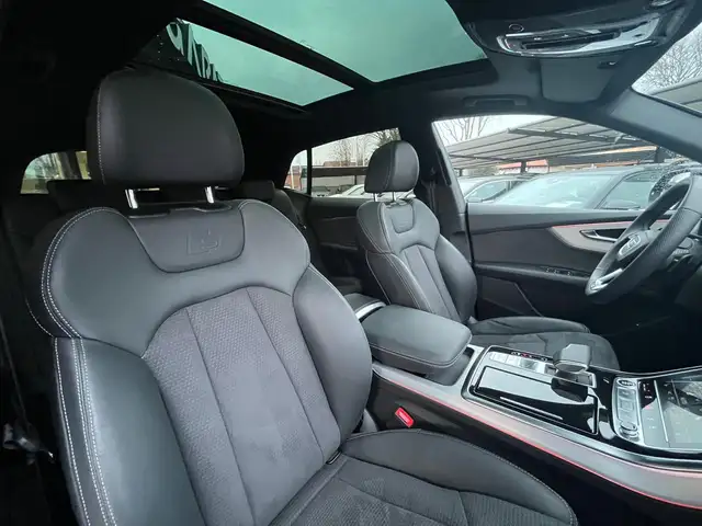 Audi Q8 view 15
