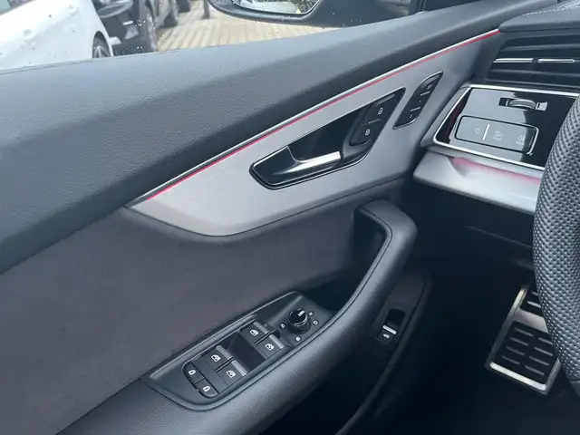 Audi Q8 view 12