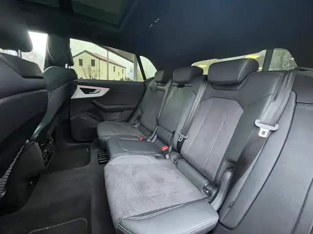 Audi Q8 view 8