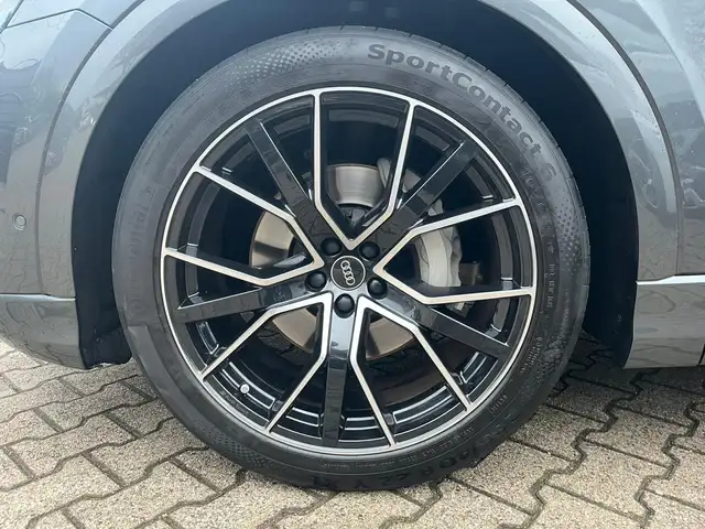 Audi Q8 view 7