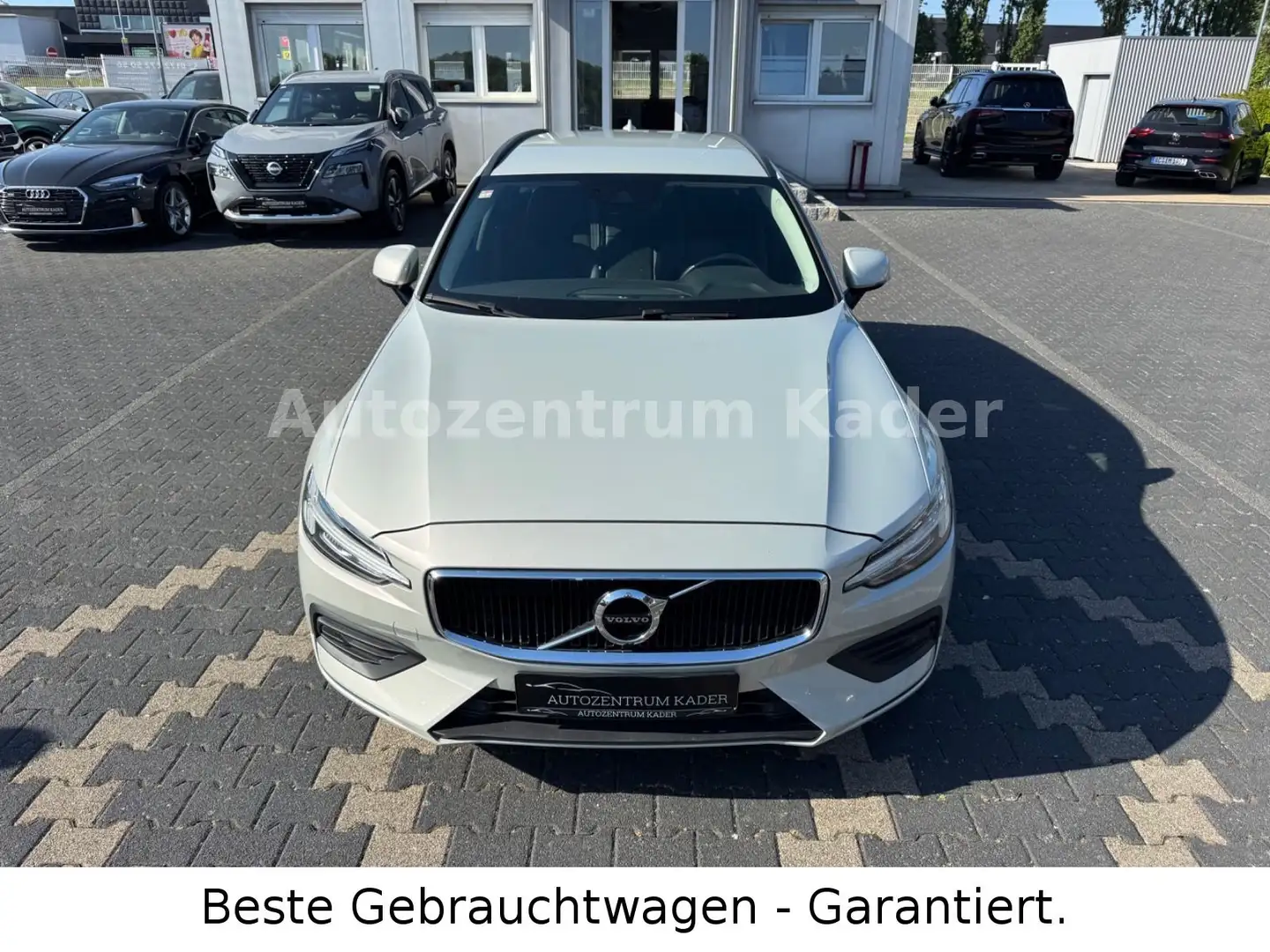 Volvo V60 Kombi Momentum*LED*Navi*R-Kam*Leder*Virt.Coc - 2