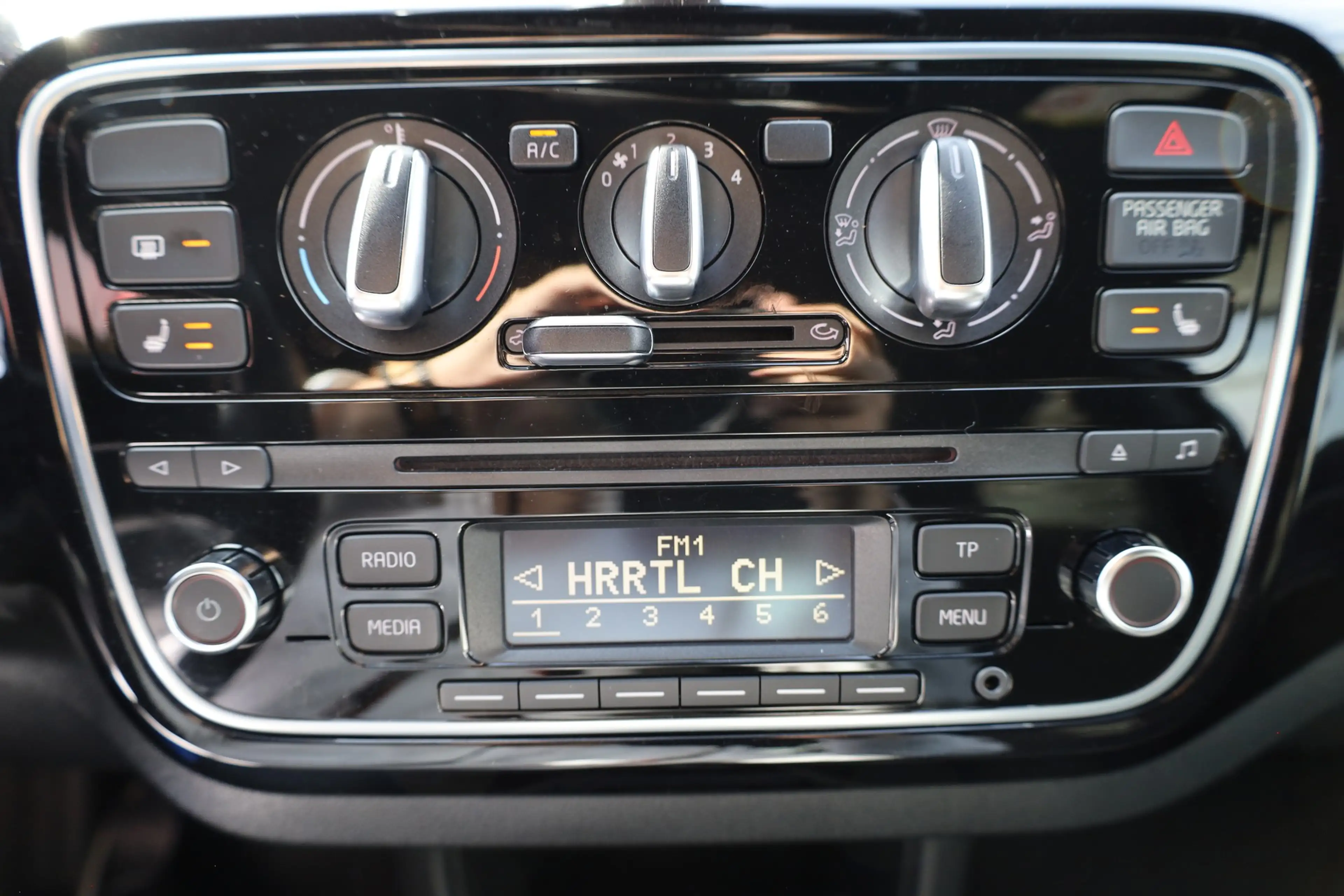 Volkswagen up! 1.0 TSI move Navi Sitzheizung Bluetooth AU — photo 15